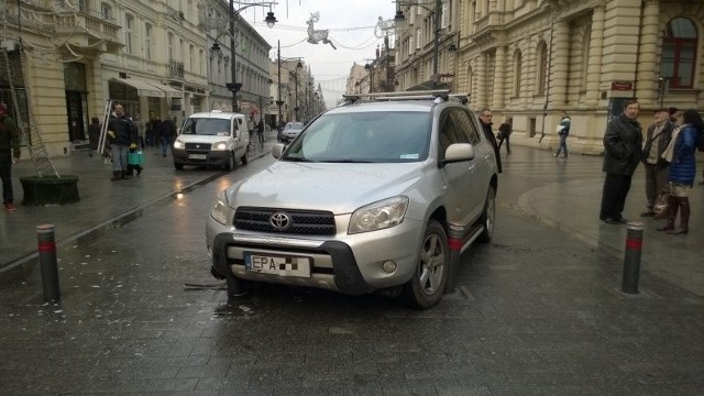 Kolejny kierowca wjechał na hydrauliczne słupki