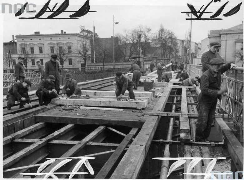 Robotnicy podczas pracy - odbudowa mostu im. Hermanna...