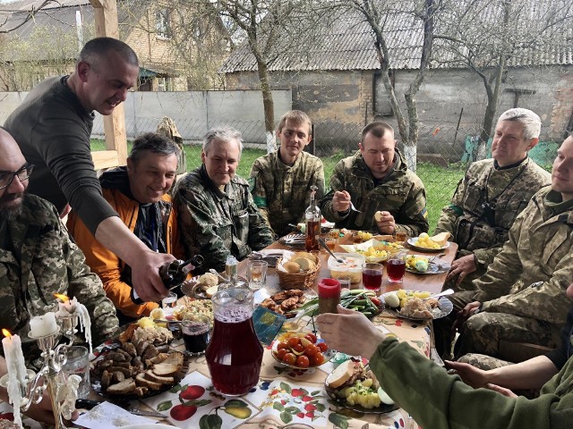 Wojskowa jednostka Obrony Terytorialnej Ukrainy w trakcie posiłku wielkanocnego