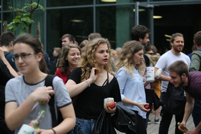 Ceny za wynajem we Wrocławiu nie tanieją. Sprawdziliśmy ile w tym roku musi zapłacić za mieszkanie wrocławski student, oraz w których akademikach istnieje jeszcze szansa na otrzymanie miejsca. Wiemy też, ile kosztuje wynajem prywatnego akademika lub pokoju od osoby prywatnej.Do podanych cen uczelnie zwykle doliczają dodatkową kaucję oraz opłaty za korzystanie z przykładowo pralni. Cennik zawiera opłaty stałe, na ostateczny koszt może wpłynąć też rozliczane na bieżąco opłaty wody czy prądu. Nie zapominajmy jeszcze, że w większości akademików mamy wc, natryski i kuchnie na korytarzu. Tylko niektóre akademiki oferują np. łazienki w mieszkaniach (przykładowo akademiki ASP).Zobacz na kolejnych slajdach ceny miejsc w akademikach we Wrocławiu – posługuj się gestami, strzałkami lub myszką