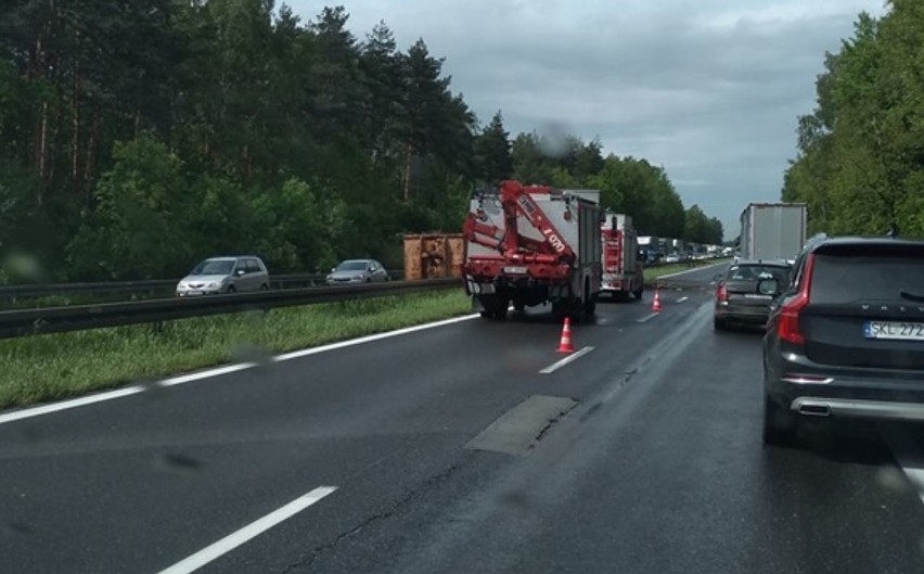 Ciężarówka ze złomem uderzyła w bariery i złom wysypała się...