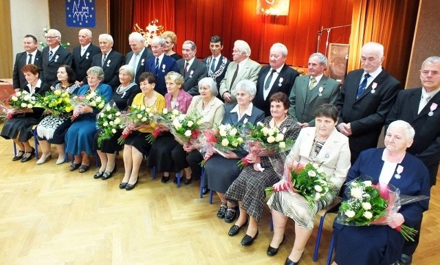 Pamiątkowe zdjęcia jubilatów z władzami miasta i gminy Wąchock
