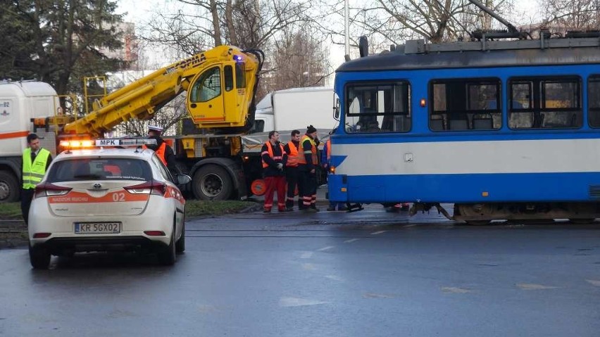 Kraków. Wykolejony tramwaj na al. Pokoju [ZDJĘCIA]