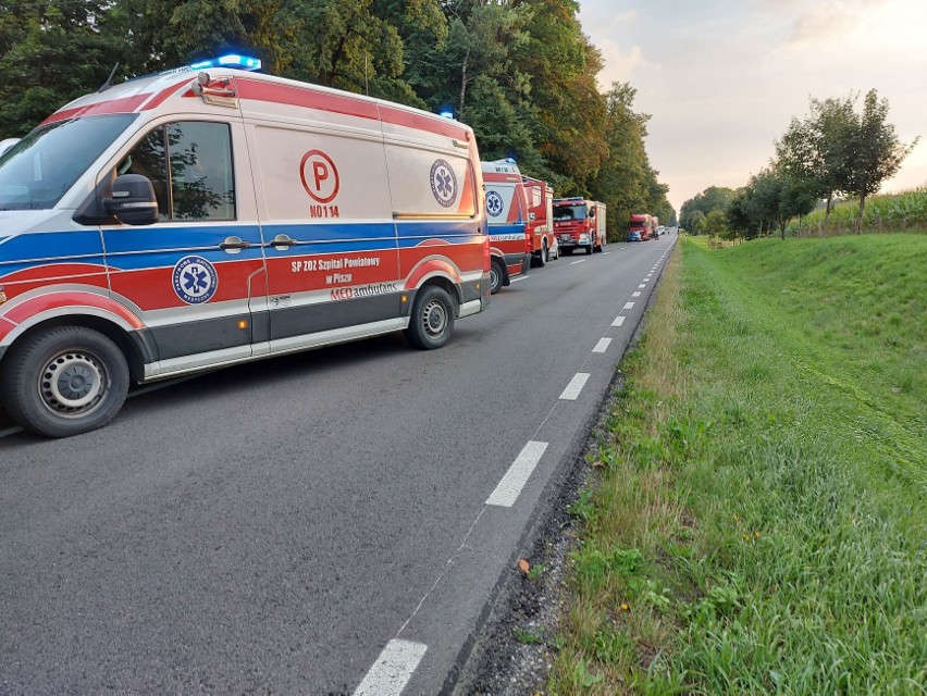 Gaudynki. Groźny wypadek na DK 63 na trasie Pisz - Orzysz. Dwie osoby ciężko ranne. Na miejscu lądowały śmigłowce LPR [ZDJĘCIA]