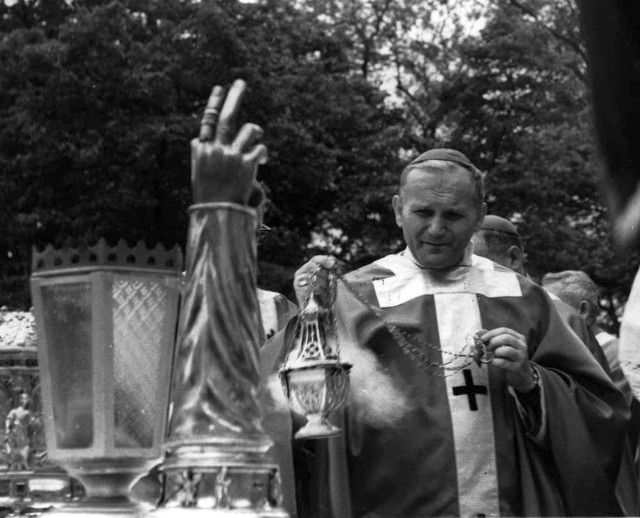 Abp. Karol Wojtyła podczas krakowskich obchodów rocznicy chrztu Polski. Ponad 180 tysięcy fotografii z Narodowego Archiwum Cyfrowego www.nac.gov.pl