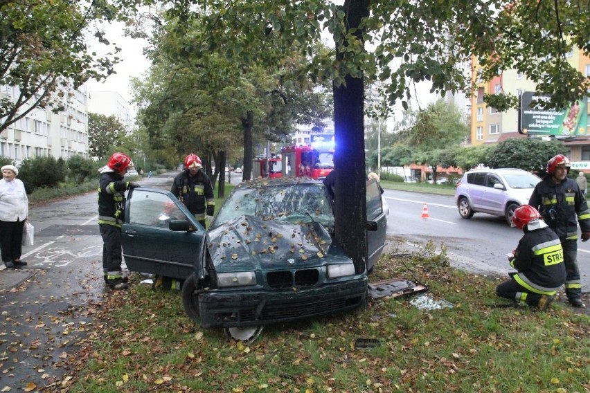 Wypadek na Zachodniej. BMW uderzyło w drzewo 