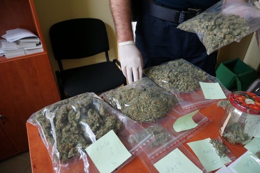 Częstochowa: 355 gramów marihuany w mieszkaniu na Tysiącleciu. 29-latkowi grozi 10 lat [ZDJĘCIA]