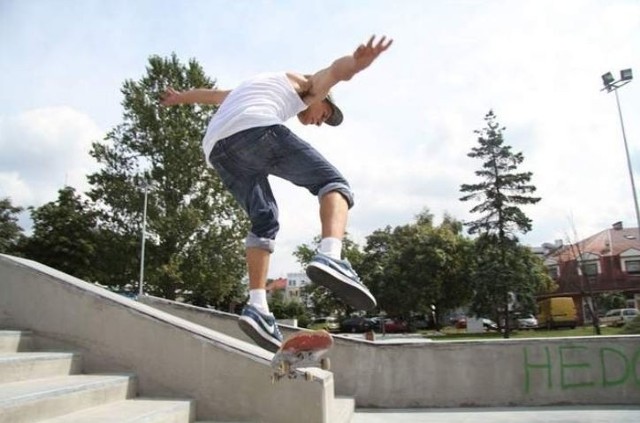 Nowoczesny szalet stanie w pobliżu skateparku