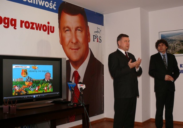 Wiesław Siembida i szef jego kampanii Lucjusz Nadbereżny na konferencji, która miała ośmieszyć Andrzeja Szlęzak.
