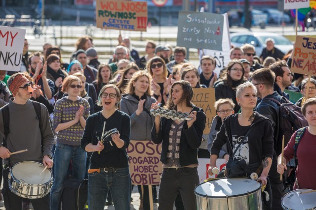 W ostatni weekend protesty kobiet przeciw przemocy i dyskryminacji odbyły się w wielu miastach Polski, m.in. we Wrocławiu, Łodzi, Poznaniu, Krakowie, Gdańsku, Bydgoszczy czy Warszawie
