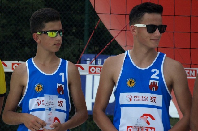 Wojciech Nowak (z lewej) i Bartosz Roguz zostali wicemistrzami Polski w siatkówce plażowej wśród młodzików.
