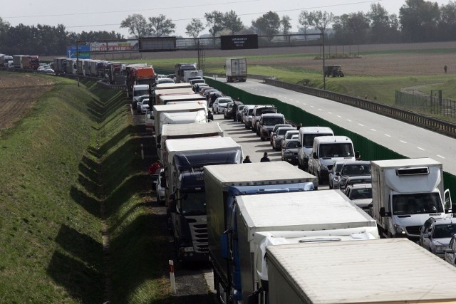 08.10.2018 wojcieszow wypadek smiertelny 71 km autostrada a4 smierc trup korek zator tir tiry policjant strazak jedna osoba auto ciezarowe gazeta wroclawskapiotr krzyzanowski/polska press grupa