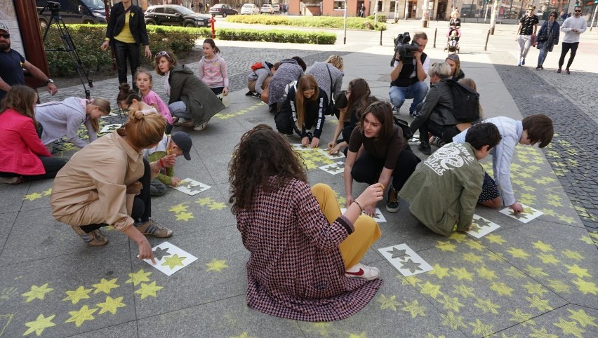 Akcję malowania żółtych żonkili na chodniku przed Zaułkiem...