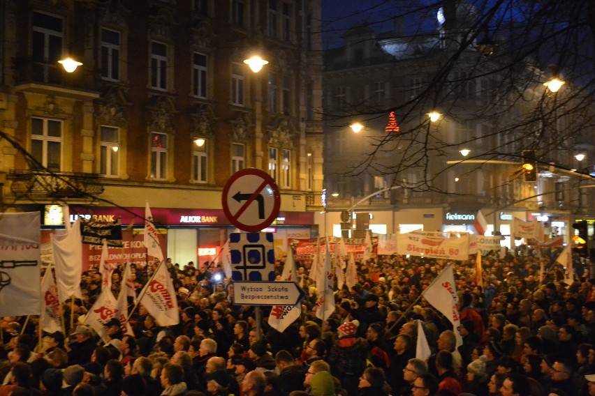 Strajk w Gliwicach: Tysiące ludzi wyszły na ulice miasta [NOWE ZDJĘCIA, RELACJA]