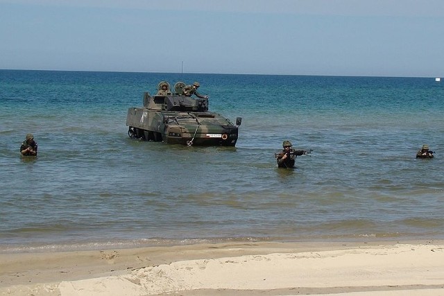 Żołnierze międzyrzeckiej brygady rozpoczęli szkolenie na poligonie w Ustce. Trenują m.in. zdobywanie plaż i obronę wybrzeża.. 