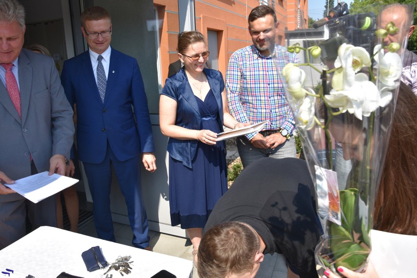 Pierwsi lokatorzy odebrali klucze do bloku przy ul. Focha w Częstochowie ZDJĘCIA