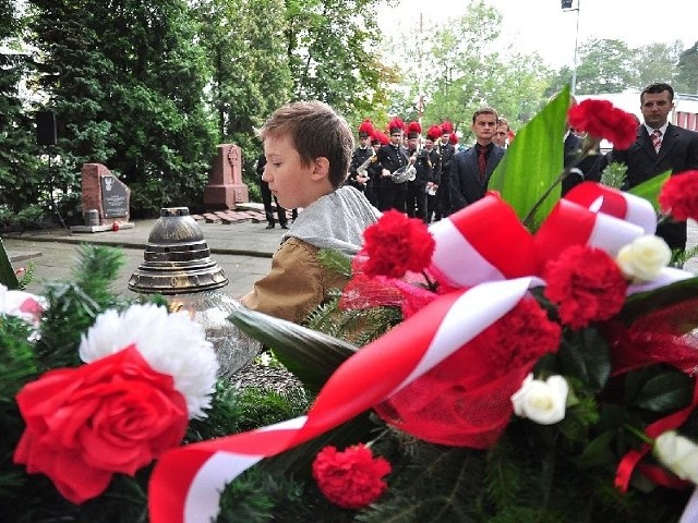 Składanie wieńców przy pomniku Poległych Żołnierzy na Cmentarzu Wojennym w Tarnobrzegu.