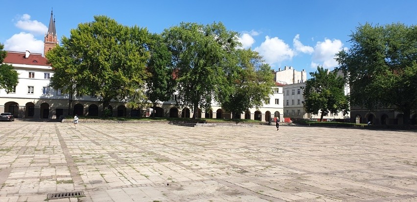 Po wschodniej i zachodniej stronie skweru staną stragany...