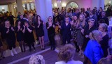 Dzień Kobiet 2023 w gminie Skalbmierz. Świętowało prawie 500 pań! Po części oficjalnej była wspaniała zabawa taneczna. Zobaczcie zdjęcia