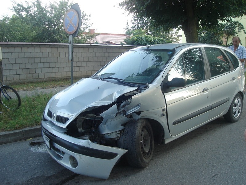 Renault został poważnie uszkodzony.