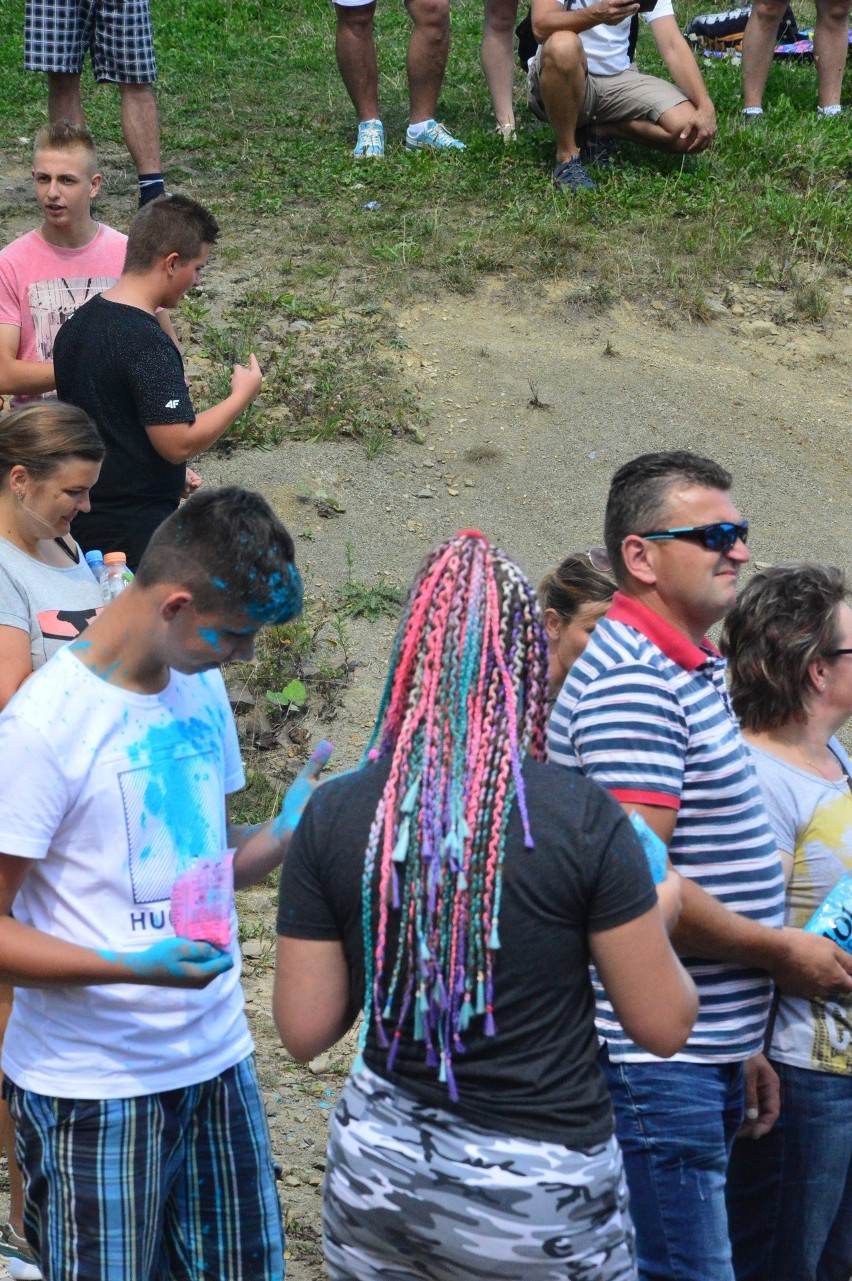 Holi Festival w Myślenicach. Kolorowe proszki w powietrzu [ZDJĘCIA]