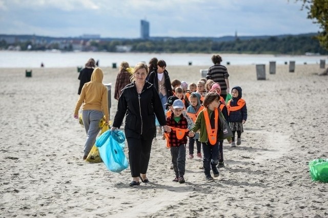 Wielu młodych ludzi i mieszkańców wzięło w ubiegłym roku udział w naszych akcjach sprzątania plaży