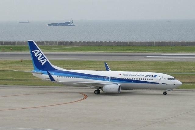 W japońskim samolocie Boeing 737-800 wykryto pęknięcie w szybie kokpitu.