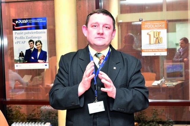 Arkadiusz Wróblewski z PUW nauczył się języka migowego, by łatwiej porozumiewać się z głuchoniemymi petentami
