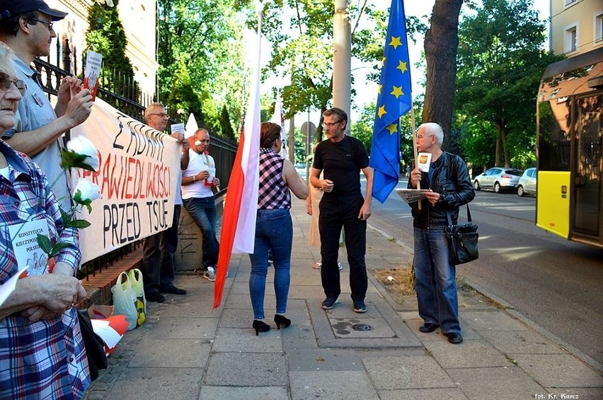 Protest w obronie sądów odbył się też w Gorzowie. Grupa...