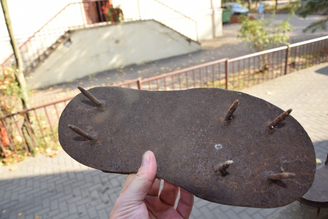 Tadeusz Sobol znalazł żelazne buty z kolcami na Jędrzychowie