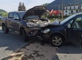 Wypadek na DK 87 w Piwnicznej-Zdroju. Czołowo zderzyły się dwie osobówki, jedna osoba trafiła do szpitala