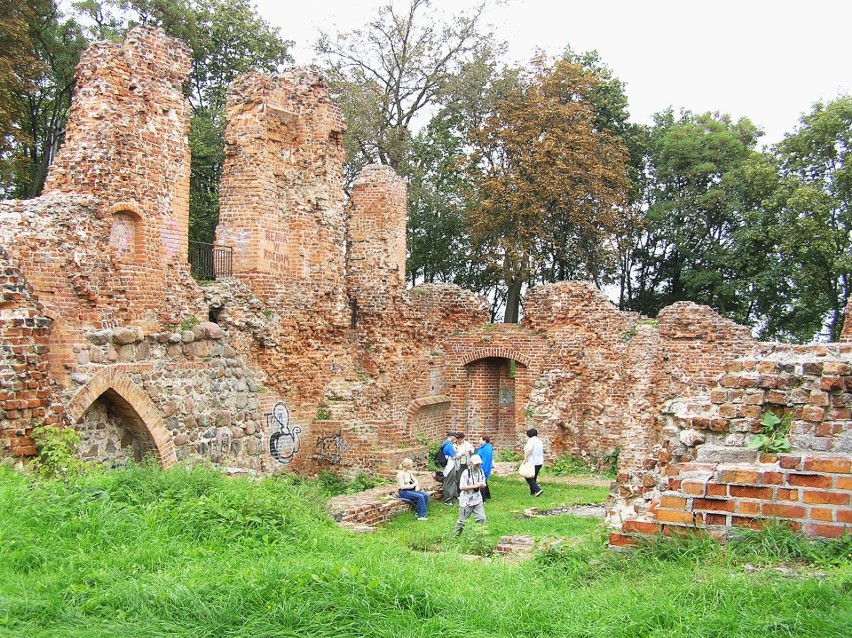 Ruiny gotyckiego zamku w Raciążku.