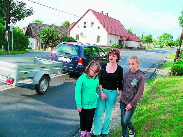 W niektórych miejscach nie ma nawet gdzie uciec przed samochodem - pokazuje Sabina Lasman, mama Karoliny i Kamili.