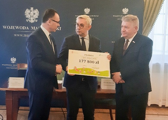 Burmistrz Przysuchy Tomasz Matlakiewicz (z lewej) odebrał promesę w Urzędzie Wojewódzkim.