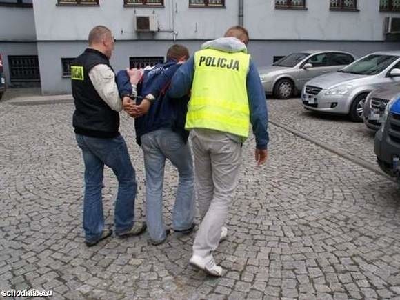 Policja zatrzymała mężczyznę, który przyznał się do dwóch morderstw pod Pierzchnicą i jednego w okolicach Grójca.