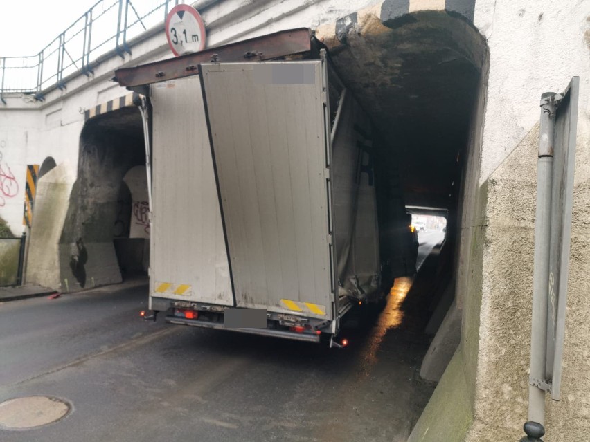 Samochód ciężarowy utknął pod wiaduktem przy ulicy Szczecińskiej w Koszalinie [ZDJĘCIA]