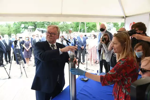 Rośnie Centrum Medycyny Weterynaryjnej UMK. Wmurowano akt erekcyjny. Zobacz zdjęcia!