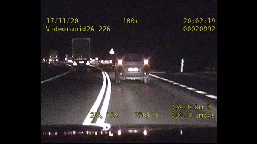 Podlaskie. Wyścigi kierowców tirów na dk 8 w oku kamery policjantów z grupy Speed (wideo)