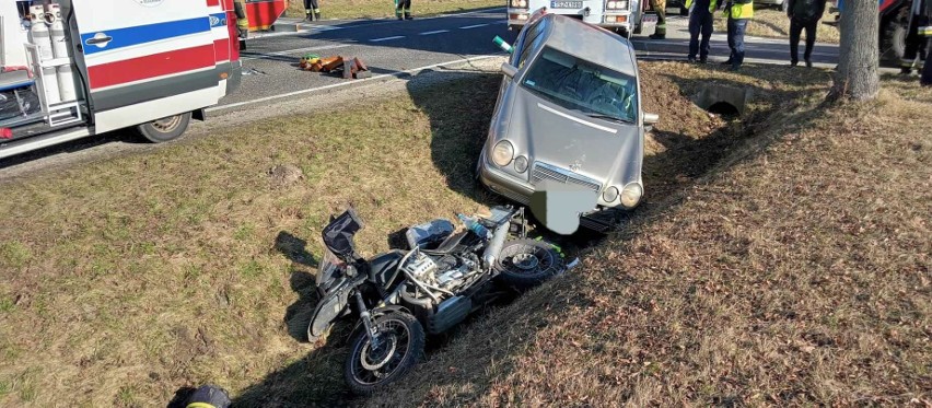 Wypadek w Łubnicach. Motocyklista zderzył się z samochodem na krajowej trasie numer 79. Jest w ciężkim stanie