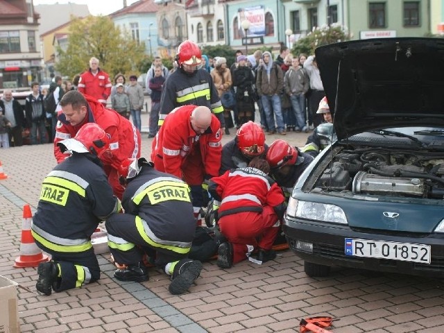 Prezentacja działań ratowniczych przy pozorowanym wypadku.
