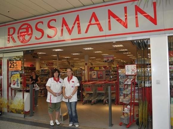 W sieci drogerii Rossmann ceny wielu produktów poszybowały w dół.