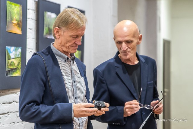 Krzysztof Zdanowicz (z lewej)  i Dariusz Stelmach, kierownik Galerii Idalin, tłumaczyli zasadę działania aparatu Pentax auto 110.
