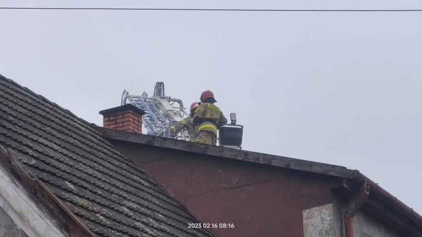 Pożar sadzy w budynku mieszkalnym w Knyszynie. Potrzebna była kamera termowizyjna