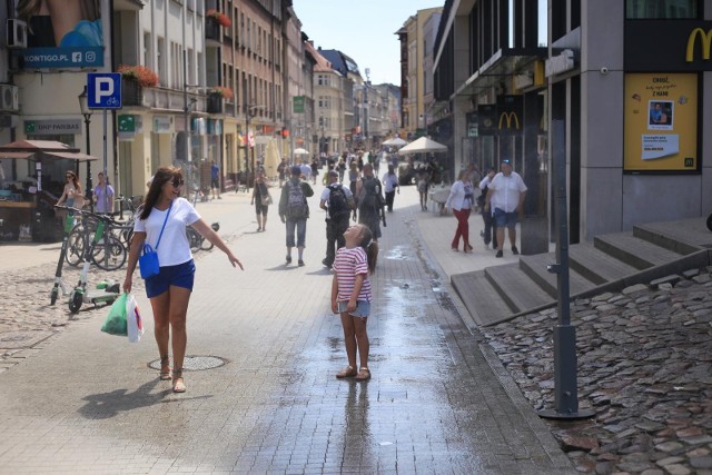 W sobotę i niedzielę, ze względu na mniejsze, weekendowe natężenie ruchu na ulice stolicy Wielkopolski nie wyjadą polewaczki spłukujące nawierzchnię.