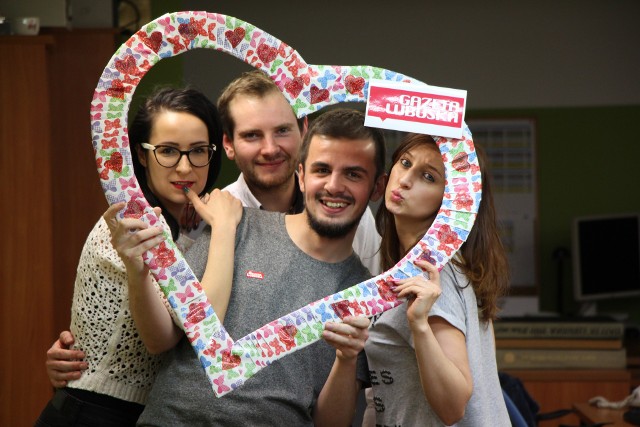 - Zapraszamy. Zróbcie zdjęcie z sercem od "GL" - mówią pracownicy naszej firmy Ilona Burkowska (od prawej), Paweł Nijaki, Michał Korn i Aleksandra Bulaczek.