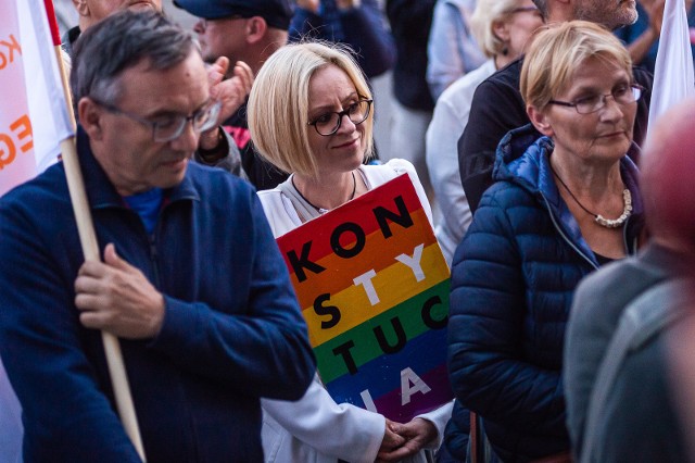 "Wolne Sądy - Zacznijmy od zera!" - pod takim hasłem odbył się w środę wieczorem (21.08.2019r.) pod Sądem Okręgowym w Gdańsku protest w związku z akcją hejtu wobec sędziów