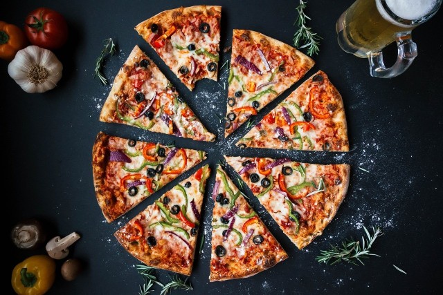 W środę, 17 stycznia, obchodzimy Światowy Dzień Pizzy. Zwolennicy tego popularnego dania na pewno uczczą to święto konsumpcją pysznej pizzy. A gdzie w Radomiu zjemy najlepszą? Zobaczcie, które radomskie pizzerie polecają użytkownicy Google.>>>ZOBACZ WIĘCEJ NA KOLEJNYCH SLAJDACH