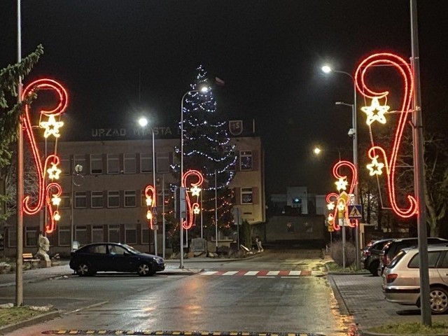 Nowe świąteczne oświetlenie ulic Suchedniowa kosztowało 200 tysięcy złotych. Zobacz więcej pięknych iluminacji na kolejnych slajdach >>>