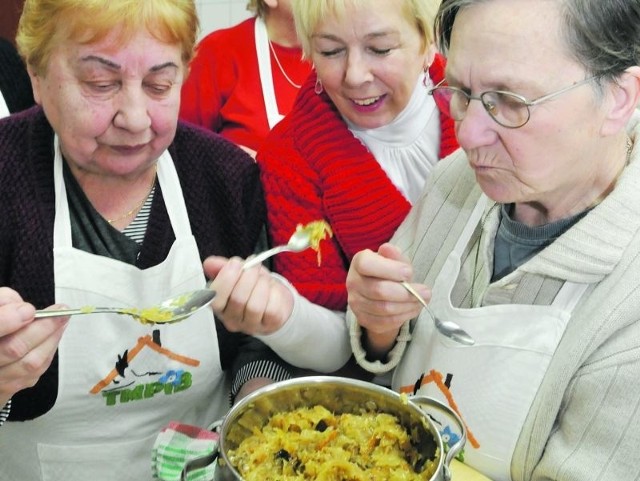 Maria Dobryniewska, Stanisława Pałyska i Irmina Towpik próbują kapusty z grzybami.