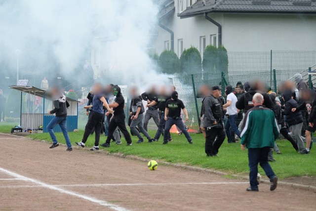 W sobotę, niedługo po rozpoczęciu drugiej połowy meczu 4 ligi Polonia Przemyśl - Wisłoka Dębica, pseudokibice gości staranowali ogrodzenie i pobieli pod sektor sympatyków Polonii. Doszło do bójki.Chwilę później pseudokibice Wisłoki wrócili na swoją trybunę. Mecz wznowiono. Polonia wygrała ostatecznie 2:0 (1:0) po golach Pawła Piątka w 44. i 83. minucie.Zobacz także: Polonia Przemyśl - Wisłoka. Piłkarze nie zawiedli, ale widowisko zepsuli fani [RELACJA, ZDJĘCIA]